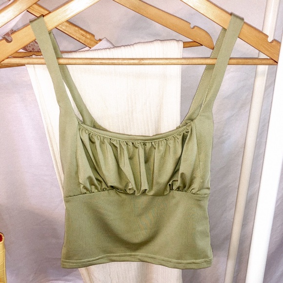 Tops - NWOT OLVIE GREEN CROP TOP